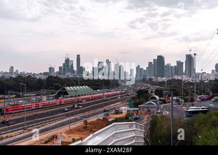 Tel Aviv, Israël - 27 octobre 2023 : tours modernes de bureaux et d'habitation dans les villes de Gush Dan. Tel Aviv, Ramat Gan, Givatayim, Bnei Brak. Banque D'Images