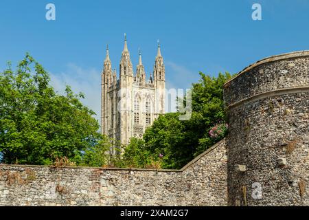 Remparts de la ville et tour de la cathédrale à Canterbury, Kent, Angleterre. Banque D'Images