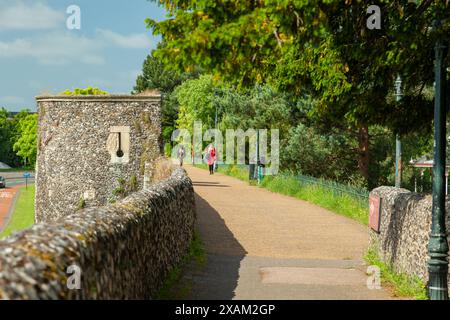 Matin de printemps sur les remparts de la ville de Canterbury, Kent, Angleterre. Banque D'Images