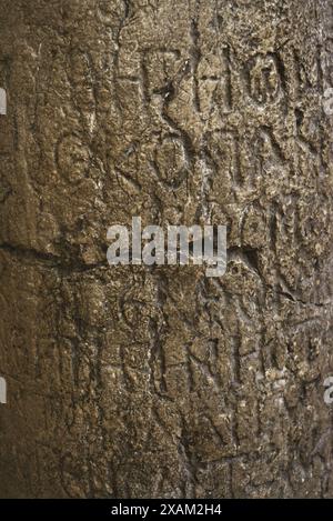 Détail d'une colonne avec inscription commémorative de Kopsis Kopan. Temps d'Omurtag, Grand Khan de Bulgarie (814-831). Musée archéologique national. Sofia. Bulgarie. Banque D'Images