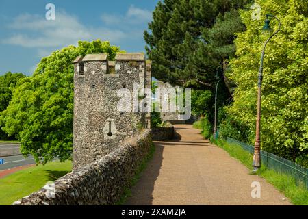 Matin de printemps sur les remparts de la ville de Canterbury, Kent, Angleterre. Banque D'Images