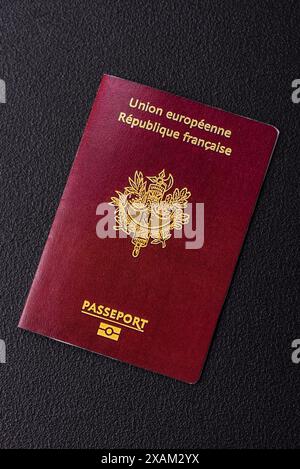 Passeport de la République de France, billets d'avion et argent sur fond de béton foncé. Contexte conceptuel sur le thème du tourisme et des voyages Banque D'Images