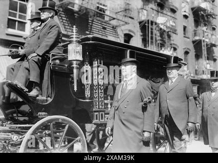 C.F. Murphy et Tom Foley, 1913. Montre le patron de Tammany Charles Francis Murphy et Tom Foley qui étaient porteurs de paresse aux funérailles du politicien de Tammany Hall Timothy (Big Tim) Daniel Sullivan (1862-1913) qui ont eu lieu à Patrick's Old Cathedral, The Bowery, New York City, le 15 septembre 1913. Banque D'Images