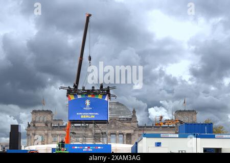 Préparatifs pour le festival de football UEFA EURO 2024 devant le bâtiment du Reichstag Banque D'Images