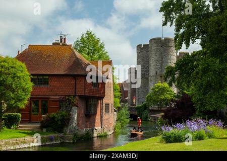 Matin de printemps aux Westgate Gardens à Canterbury, Kent, Angleterre. Banque D'Images