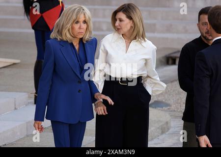 Paris, France. 7 juin 2024. Le président français Emmanuel Macron et son épouse Brigitte Macron accueillent le président ukrainien Volodymyr Zelensky et son épouse Olena Zelenska à l’occasion de sa visite officielle en France et au lendemain des commémorations du 80e anniversaire du débarquement le 7 juin, 2024 au palais présidentiel de l'Elysée à Paris. Crédit : Bernard Menigault/Alamy Live News Banque D'Images