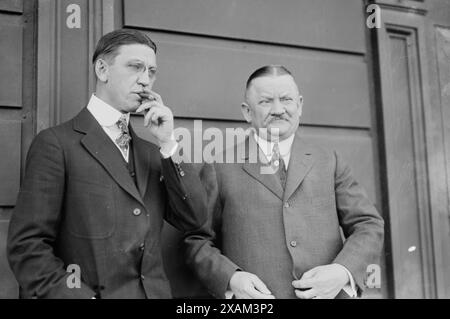 Frank Stevens, concessionnaire, à gauche, et August « Garry » Herrmann, président de la Commission nationale et des Reds de Cincinnati, à droite (baseball), c1912. Montre Frank Stevens (fils de Harry Stevens), qui était le directeur du New York National League Club en 1913, lors d'une réunion des dirigeants de baseball. Banque D'Images