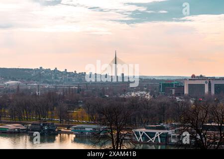 Belgrade, Serbie - 8 février 2024 : le pont d'Ada est un pont à haubans enjambant la Save à Belgrade, en Serbie. Banque D'Images