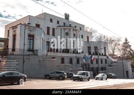 Belgrade, Serbie - 8 février 2024 : façade avant du bâtiment de l'ambassade de France à Belgrade, la capitale de la Serbie. Banque D'Images