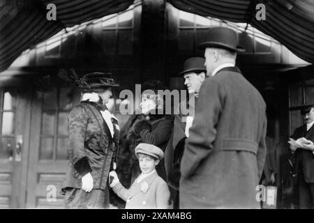 MRS C.D. Gibson -- MRS W. Astor &amp ; fils, entre c1910 et c1915. MRS Charles Dana Gibson, l'ancienne Irene Langhorne (décédée en 1956) avec sa sœur Nancy Astor, vicomtesse Astor (1879-1964), l'épouse de Waldorf Astor, 2e vicomte Astor et son fils ; William Waldorf Astor, 3e vicomte Astor (1907-1966). Banque D'Images