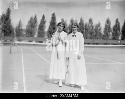 Mlle Cassell [et] MRS Marshall McLean, 1913. Montre les championnes de tennis Clare Cassell et MRS Marshall McLean au tournoi féminin de Montclair Athletic Club à Montclair, New Jersey Banque D'Images