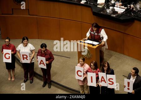 Mexico, Mexique. 06 juin 2024. Les législateurs du parti mouvement de régénération nationale (Morena) montrent le mot "Merci" pendant la session législative de la Commission permanente du Congrès de l'Union. Le 6 juin 2024 à Mexico, Mexique. (Photo de Luis Barron/Eyepix Group/Sipa USA) crédit : Sipa USA/Alamy Live News Banque D'Images