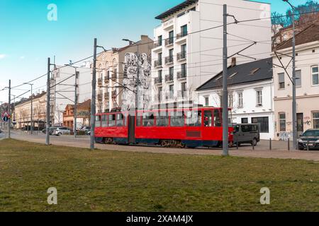 Belgrade, Serbie - 8 février 2024 : le système de tramway de Belgrade est un réseau à écartement de 1000 mm qui, en 2021, comptait 12 itinéraires sur 43,5 kilomètres de voie en B. Banque D'Images