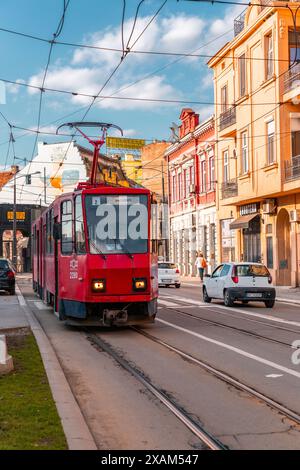 Belgrade, Serbie - 8 février 2024 : le système de tramway de Belgrade est un réseau à écartement de 1000 mm qui, en 2021, comptait 12 itinéraires sur 43,5 kilomètres de voie en B. Banque D'Images