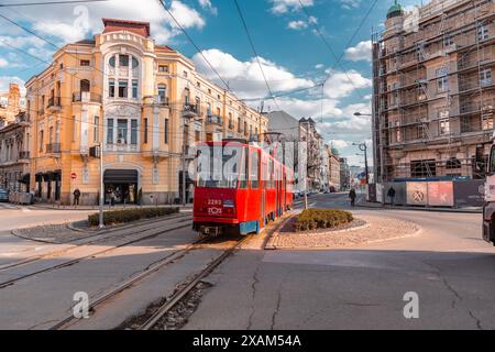 Belgrade, Serbie - 8 février 2024 : le système de tramway de Belgrade est un réseau à écartement de 1000 mm qui, en 2021, comptait 12 itinéraires sur 43,5 kilomètres de voie en B. Banque D'Images