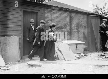 Becky Edelson [c.-à-d., Edelsohn] enlevée de prison, 1914. Montre Rebecca Edelsohn (c. 1889 ou 1892-1973) après son arrestation pour avoir tenté d'organiser une réunion de masse en plein air à Fountain Square, Tarrytown, New York, le 30 mai, sans permis. Edelsohn et d'autres membres de l'I.W.W. protestaient contre la violence au travail à Ludlow, Colorado et se sont rendus à Tarrytown pour dénoncer John D. Rockefeller, Jr. Banque D'Images