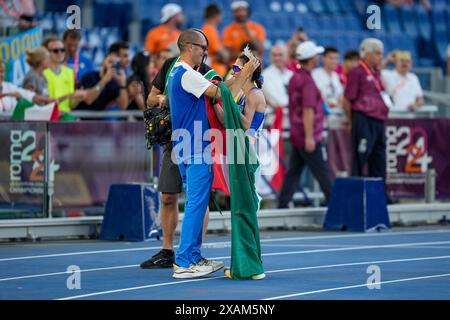 Rome, Italie. 07 juin 2024. Rome, Italie, le 7 juin 2024 : Antonella Palmisano (Italie) célèbre avoir remporté la médaille d'or du 20km Race Walk Women lors des Championnats d'Europe d'athlétisme 2024 au Stadio Olimpico à Rome, Italie. (Daniela Porcelli/SPP) crédit : SPP Sport Press photo. /Alamy Live News Banque D'Images