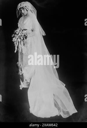 Eleanor Wilson -- (MRS W.G. McAdoo) [en robe de mariée], 1914. Spectacles Eleanor Randolph Wilson McAdoo (1889-1967), auteur et fille du président Woodrow Wilson. Elle épouse le secrétaire au Trésor William Gibbs McAdoo à la Maison Blanche le 7 mai 1914. Banque D'Images