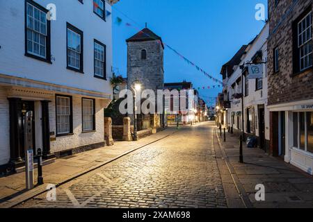 Aube sur la rue pavée de Burgate dans le centre-ville de Canterbury, Kent, Angleterre. La Tour de Sainte-Marie-Madeleine au loin. Banque D'Images