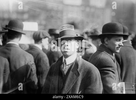 Carte chapeau I.W.W., 1914. Montre un homme portant un chapeau avec une carte "pain ou révolution" au rassemblement IWW (Industrial Workers of the World) à Union Square, New York City, le 11 avril 1914. Banque D'Images