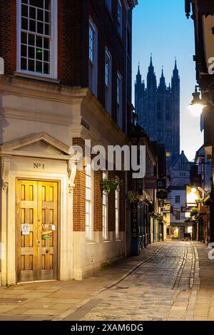 Aube sur Butchery Lane à Canterbury, Kent, Angleterre. Banque D'Images