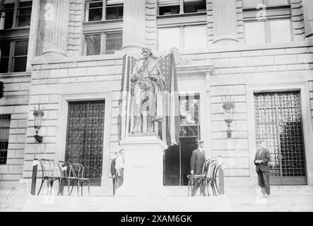 Jefferson Statue, Columbia, 1914. Montre la statue de Thomas Jefferson qui était un don du domaine Joseph Pulitzer à l'Université Columbia, New York. La statue a été dévoilée lors d'une cérémonie le 2 juin 1914. Banque D'Images