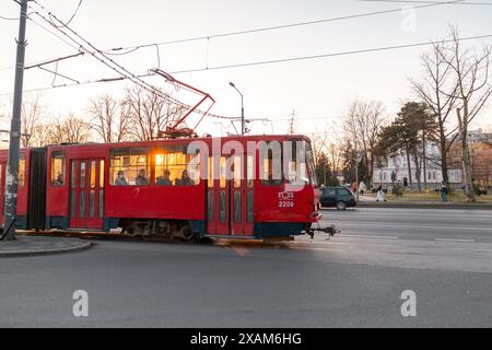 Belgrade, Serbie - 8 février 2024 : le système de tramway de Belgrade est un réseau à écartement de 1000 mm qui, en 2021, comptait 12 itinéraires sur 43,5 kilomètres de voie en B. Banque D'Images