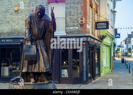 Statue de Geoffrey Chaucer dans le centre-ville de Canterbury, Kent, Angleterre. Banque D'Images