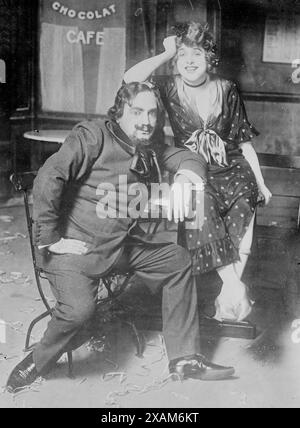 Julien Farrar & amp ; Caruso, 1914. Montre les chanteurs d'opéra Geraldine Farrar (1882-1967) et Enrico Caruso (1873-1921) qui ont joué dans l'opéra "Julien" de Gustave Charpentier qui a ouvert au Metropolitan Opera House, le 26 février 1914. Banque D'Images