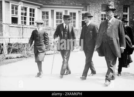 Maître Naon, ministre Naon, Rob't F. Rose, 1914. Montre les délégués à la Conférence de paix de Niagara de 1914, y compris l'ambassadeur argentin RO&#xb4;mulo Sebastia&#xb4;n Nao&#xb4;n Peralta Marti&#xb4;nez (1876-1941) et Robert F. Rose, conseiller en commerce extérieur au Département d'État américain. Banque D'Images