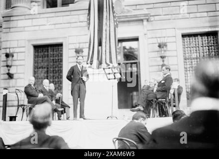 McAneny au dévoilement de "Jefferson", 1914. Montre George McAneny (1869-1953), directeur exécutif du New York Times, lors du dévoilement d'une statue de Thomas Jefferson qui était un cadeau de la succession de Joseph Pulitzer à l'Université Columbia, New York. La statue a été dévoilée lors d'une cérémonie le 2 juin 1914. Banque D'Images