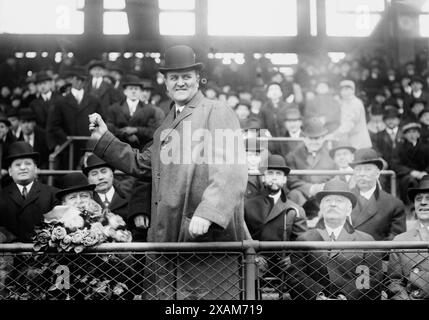 Gouverneur de Pennsylvanie John K. Tener à Ebbets Field (baseball), 1914. Le gouverneur de Pennsylvanie John Kinley Tener (1863-1946) lance la première balle du premier match de la saison à Ebbets Field, Brooklyn, New York, le 14 avril 1914. Banque D'Images