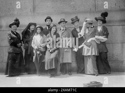 MRS W.J. Gaynor, Ruth [Gaynor], Rufus [Gaynor], Helen [Gaynor], Cary Waldroth, MRS E. Mayer, MRS Tilly page, Dorothy Mayer, 1914. MRS William J. Gaynor, veuve du maire de New York Gaynor (1849-1913) avec ses enfants Ruth, Helen et Rufus et d'autres, revenant du mariage de son fils Norman Gaynor à Betsey page qui a eu lieu le 16 avril 1914. Banque D'Images