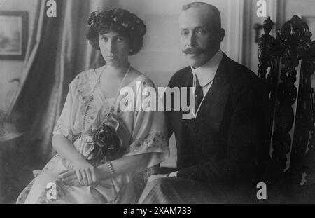 Prince et Princesse d'Albanie, entre c1910 et c1915. Montre Prince Guillaume de Wied, Prince d'Albanie (Wilhelm Friedrich Heinrich) (1876-1945) qui a régné brièvement comme souverain de l'Albanie de mars 1914 à septembre 1914 avec son épouse la princesse Sophie Hélène Cecilie de Scho&#xa8;Nburg-Waldenburg (1885-1936). Banque D'Images