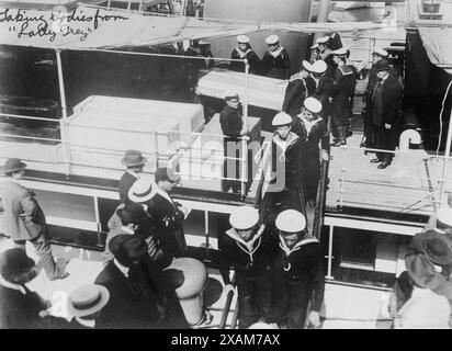 Prendre les corps de LADY GREY, 1914. Montre des marins prenant des cercueils de la Lady Grey à Québec, Canada. Les cercueils contenaient des corps de passagers du RMS Empress of Ireland qui a coulé sur le fleuve Saint-Laurent le 29 mai 1914. Banque D'Images