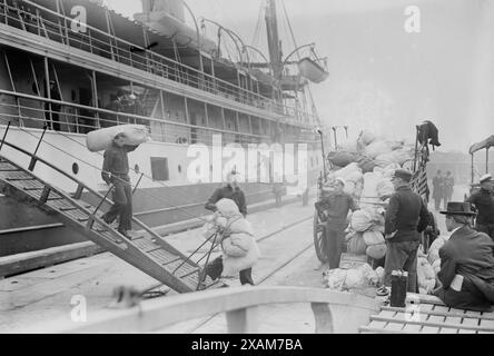 Enlever les bagages de "Solace", 1914. Montre l'USS Solace, probablement au Navy Yard à Brooklyn, New York, ramenant des soldats blessés de Veracruz, au Mexique en mai 1914 pendant la Révolution mexicaine. Banque D'Images