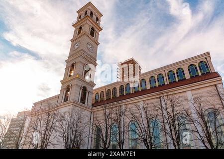 Vue extérieure de la cathédrale Sainte mère Teresa, une cathédrale catholique romaine à Pristina, Kosovo. Banque D'Images