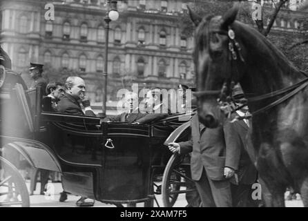 Wilson [et] Mitchel aux funérailles, victimes de Vera Cruz, Tumulty, 1914. Montre le président Woodrow Wilson avec le maire John Purroy Mitchel (1879-1918) et son secrétaire Joseph Patrick Tumulty à New York, lors de la procession devant le National Memorial Service le 11 mai 1914 en l'honneur des marins et des marins qui ont été tués à Veracruz, au Mexique pendant la Révolution mexicaine. Banque D'Images