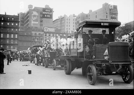 Orphelins à Coney Island dans Autos, 1911. Banque D'Images