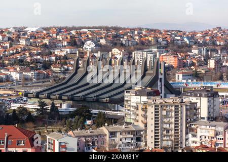 Pristina, Kosovo - 5 février 2024 : Palais de la Jeunesse et des Sports, anciennement nommé Boro et Ramiz est une salle polyvalente située à Pristina, au Kosovo. Banque D'Images