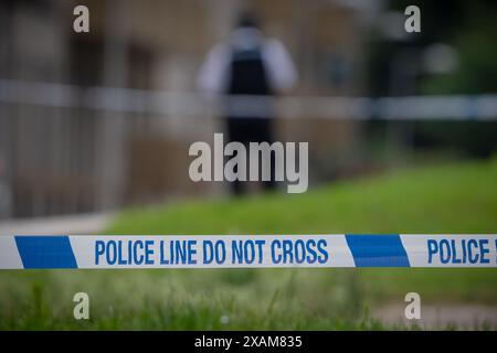 Londres, Royaume-Uni. 7 juin 2024. La police et les équipes médico-légales restent sur une scène de crime après que Robert Robinson, 21 ans, ait été poignardé et tué à Deptford, au sud-est de Londres, jeudi 6. La police a été appelée à Carteret Way à Deptford SE8 vers 22 :35 jeudi soir pour signaler un coup de couteau. Mais malgré les efforts de la police et des ambulanciers paramédicaux, Robinson a été déclaré mort sur les lieux. Le 11 février 2026, Jackson Uwagboe, 19 ans, de Lewisham, a été reconnu coupable du meurtre de Robinson, dans une attaque « brutale et soutenue ». Crédit : Guy Corbishley/Alamy Live News Banque D'Images
