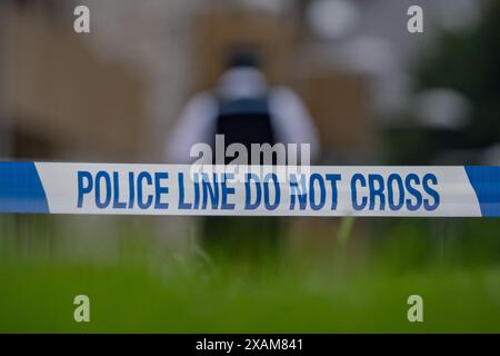 Londres, Royaume-Uni. 7 juin 2024. La police et les équipes médico-légales restent sur une scène de crime après que Robert Robinson, 21 ans, ait été poignardé et tué à Deptford, au sud-est de Londres, jeudi 6. La police a été appelée à Carteret Way à Deptford SE8 vers 22 :35 jeudi soir pour signaler un coup de couteau. Mais malgré les efforts de la police et des ambulanciers paramédicaux, Robinson a été déclaré mort sur les lieux. Le 11 février 2026, Jackson Uwagboe, 19 ans, de Lewisham, a été reconnu coupable du meurtre de Robinson, dans une attaque « brutale et soutenue ». Crédit : Guy Corbishley/Alamy Live News Banque D'Images
