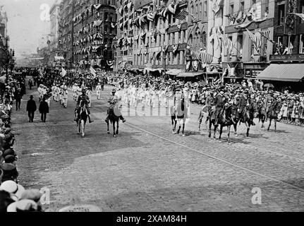 G.A.R. Parade, Rochester, entre c1910 et c1915. Montre les vétérans de la Grande Armée de la République dans un défilé, Rochester, New York. Banque D'Images