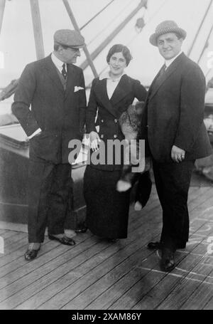 Antonio Scotti, Lucrezia Bori, Pasquale Amato, 1912. Les chanteurs italiens Antonio Scotti (1866-1936), Lucrezia Bori (1887-1960), Pasquale Amato (1878-1942) arrivent à New York le 28 octobre 1912. Banque D'Images