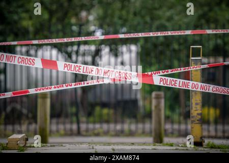 Londres, Royaume-Uni. 7 juin 2024. La police et les équipes médico-légales restent sur une scène de crime après que Robert Robinson, 21 ans, ait été poignardé et tué à Deptford, au sud-est de Londres, jeudi 6. La police a été appelée à Carteret Way à Deptford SE8 vers 22 :35 jeudi soir pour signaler un coup de couteau. Mais malgré les efforts de la police et des ambulanciers paramédicaux, Robinson a été déclaré mort sur les lieux. Le 11 février 2026, Jackson Uwagboe, 19 ans, de Lewisham, a été reconnu coupable du meurtre de Robinson, dans une attaque « brutale et soutenue ». Crédit : Guy Corbishley/Alamy Live News Banque D'Images