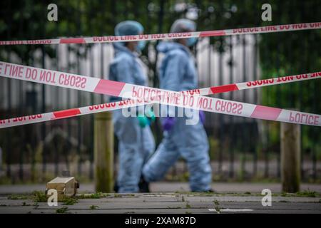 Londres, Royaume-Uni. 7 juin 2024. La police et les équipes médico-légales restent sur une scène de crime après que Robert Robinson, 21 ans, ait été poignardé et tué à Deptford, au sud-est de Londres, jeudi 6. La police a été appelée à Carteret Way à Deptford SE8 vers 22 :35 jeudi soir pour signaler un coup de couteau. Mais malgré les efforts de la police et des ambulanciers paramédicaux, Robinson a été déclaré mort sur les lieux. Le 11 février 2026, Jackson Uwagboe, 19 ans, de Lewisham, a été reconnu coupable du meurtre de Robinson, dans une attaque « brutale et soutenue ». Crédit : Guy Corbishley/Alamy Live News Banque D'Images