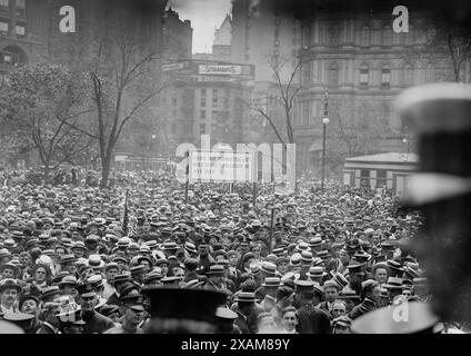 Foule à Gaynor notification 9/3/13, 1913. Montre la foule à la cérémonie de notification qui a eu lieu le 3 septembre 1913 sur les marches de l'hôtel de ville de New York, où le maire William J. Gaynor a été mis en candidature pour la réélection. William Jay Gaynor avait servi un mandat en tant que maire de la réforme de New York. Parce que l'incorruptible Gaynor ne coopérait pas avec la machine Tammany, Tammany refusa de le nommer pour un second mandat. Gaynor a donc été renommé par un groupe indépendant, et a accepté leur nomination. Banque D'Images