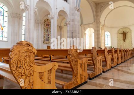 Pristina, Kosovo - 5 février 2024 : vue intérieure de la cathédrale Sainte-mère-Teresa, une cathédrale catholique romaine à Pristina, Kosovo. Banque D'Images