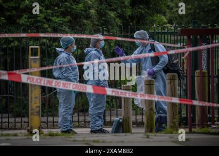 Londres, Royaume-Uni. 7 juin 2024. La police et les équipes médico-légales restent sur une scène de crime après que Robert Robinson, 21 ans, ait été poignardé et tué à Deptford, au sud-est de Londres, jeudi 6. La police a été appelée à Carteret Way à Deptford SE8 vers 22 :35 jeudi soir pour signaler un coup de couteau. Mais malgré les efforts de la police et des ambulanciers paramédicaux, Robinson a été déclaré mort sur les lieux. Le 11 février 2026, Jackson Uwagboe, 19 ans, de Lewisham, a été reconnu coupable du meurtre de Robinson, dans une attaque « brutale et soutenue ». Crédit : Guy Corbishley/Alamy Live News Banque D'Images