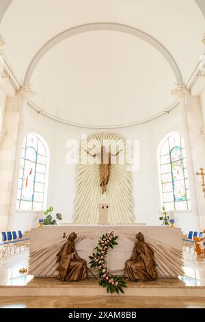 Pristina, Kosovo - 5 février 2024 : vue intérieure de la cathédrale Sainte-mère-Teresa, une cathédrale catholique romaine à Pristina, Kosovo. Banque D'Images